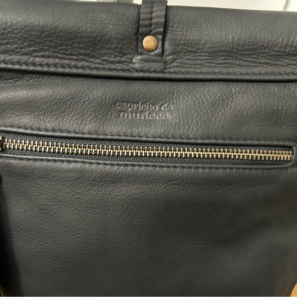 Capricho De Muñeca Soft Lightweight Black Leather Crossbody Bag - Picture 3 of 11